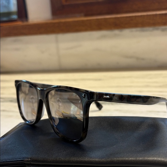 Fendi Gray Tortoise Unisex Sunglasses full inclusion worn once - Picture 4 of 16